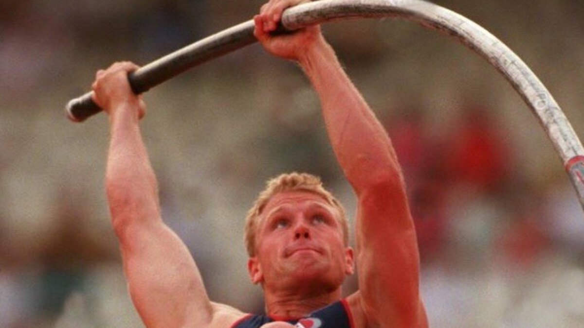 Dean Starkey pole vault action